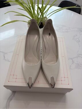 Alexander McQueen White Leather Pointed Pumps with Silver Toe Detail